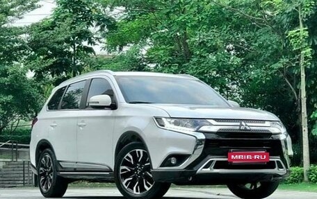 Mitsubishi Outlander III рестайлинг 3, 2021 год, 1 800 101 рублей, 3 фотография