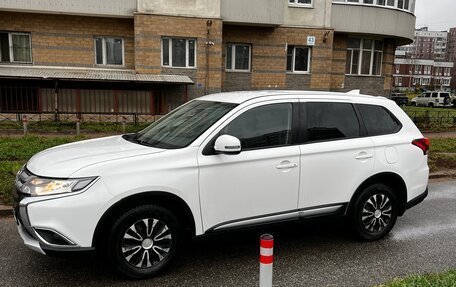 Mitsubishi Outlander III рестайлинг 3, 2017 год, 1 470 000 рублей, 3 фотография