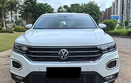 Volkswagen T-Roc I, 2021 год, 1 420 000 рублей, 2 фотография