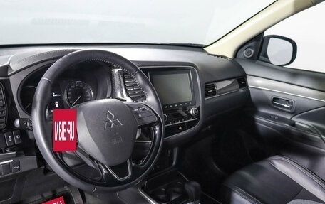 Mitsubishi Outlander III рестайлинг 3, 2021 год, 3 350 000 рублей, 14 фотография