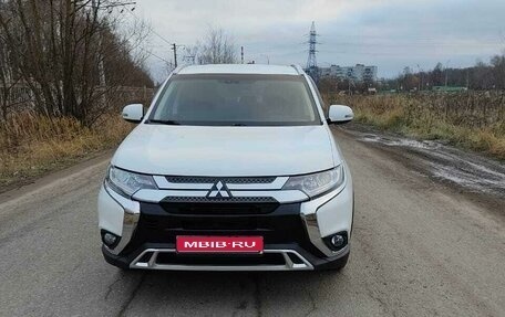 Mitsubishi Outlander III рестайлинг 3, 2019 год, 2 200 000 рублей, 1 фотография