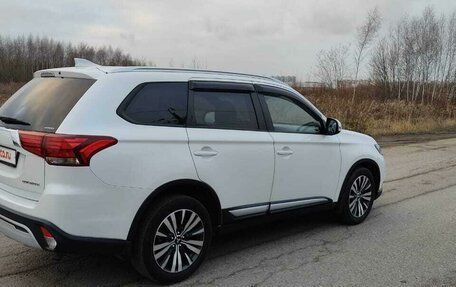 Mitsubishi Outlander III рестайлинг 3, 2019 год, 2 200 000 рублей, 3 фотография