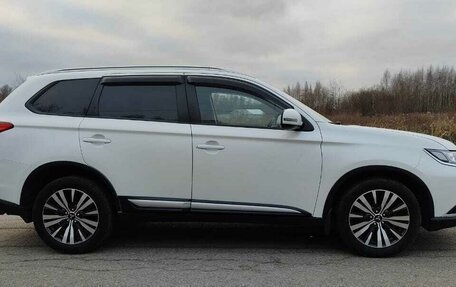 Mitsubishi Outlander III рестайлинг 3, 2019 год, 2 200 000 рублей, 6 фотография