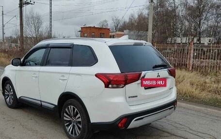 Mitsubishi Outlander III рестайлинг 3, 2019 год, 2 200 000 рублей, 5 фотография