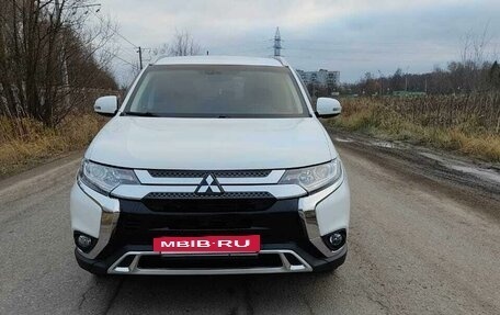 Mitsubishi Outlander III рестайлинг 3, 2019 год, 2 200 000 рублей, 7 фотография