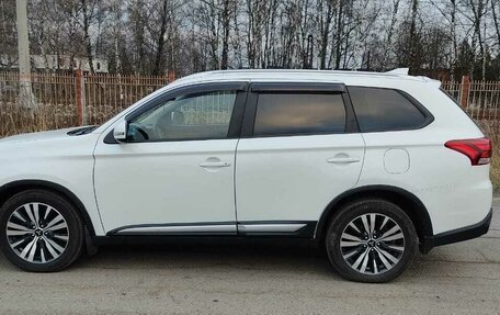 Mitsubishi Outlander III рестайлинг 3, 2019 год, 2 200 000 рублей, 11 фотография