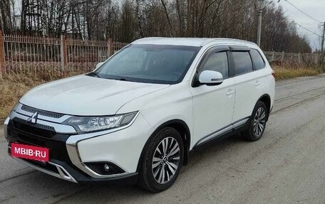 Mitsubishi Outlander III рестайлинг 3, 2019 год, 2 200 000 рублей, 2 фотография