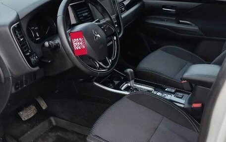 Mitsubishi Outlander III рестайлинг 3, 2019 год, 2 200 000 рублей, 9 фотография