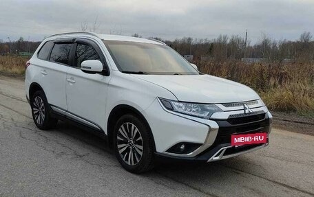 Mitsubishi Outlander III рестайлинг 3, 2019 год, 2 200 000 рублей, 12 фотография