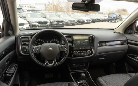 Mitsubishi Outlander III рестайлинг 3, 2022 год, 3 299 000 рублей, 6 фотография