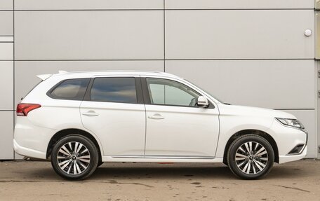 Mitsubishi Outlander III рестайлинг 3, 2022 год, 3 299 000 рублей, 5 фотография