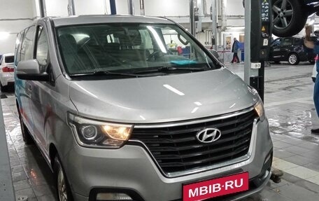 Hyundai H-1 II рестайлинг, 2018 год, 2 800 000 рублей, 2 фотография