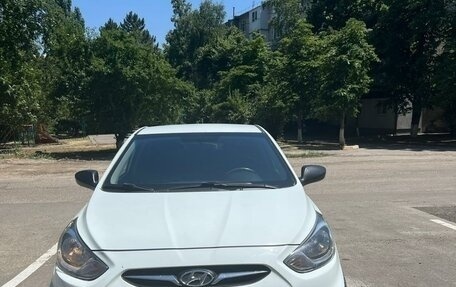 Hyundai Solaris II рестайлинг, 2012 год, 900 000 рублей, 1 фотография