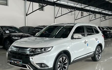 Mitsubishi Outlander III рестайлинг 3, 2020 год, 2 130 199 рублей, 1 фотография