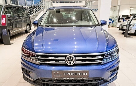 Volkswagen Tiguan II, 2018 год, 2 362 000 рублей, 2 фотография