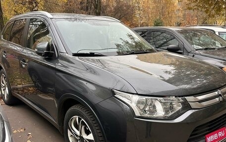 Mitsubishi Outlander III рестайлинг 3, 2014 год, 2 100 000 рублей, 2 фотография