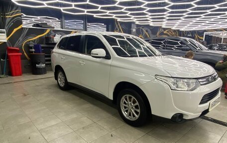 Mitsubishi Outlander III рестайлинг 3, 2013 год, 1 790 000 рублей, 4 фотография