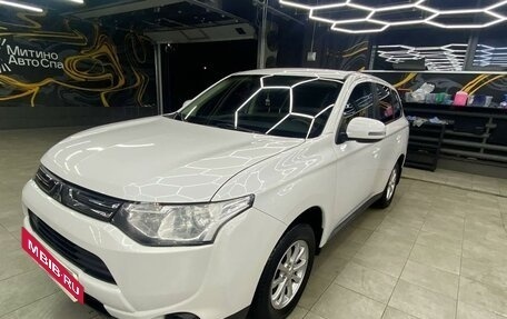 Mitsubishi Outlander III рестайлинг 3, 2013 год, 1 790 000 рублей, 2 фотография