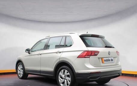 Volkswagen Tiguan II, 2023 год, 5 170 626 рублей, 2 фотография