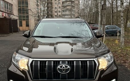 Toyota Land Cruiser Prado 150 рестайлинг 2, 2021 год, 7 300 000 рублей, 3 фотография