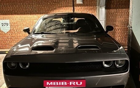 Dodge Challenger III рестайлинг 2, 2019 год, 3 650 000 рублей, 6 фотография