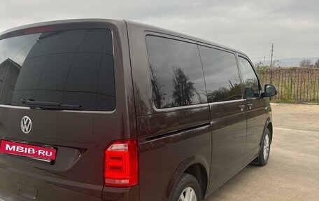 Volkswagen Multivan T6 рестайлинг, 2018 год, 3 820 000 рублей, 2 фотография