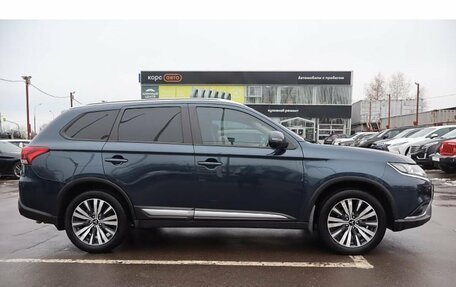 Mitsubishi Outlander III рестайлинг 3, 2021 год, 1 850 000 рублей, 4 фотография