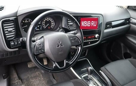 Mitsubishi Outlander III рестайлинг 3, 2021 год, 1 850 000 рублей, 6 фотография