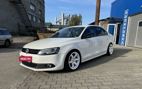 Volkswagen Jetta VI, 2013 год, 1 440 000 рублей, 2 фотография