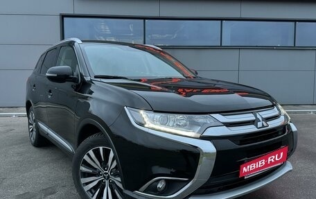 Mitsubishi Outlander III рестайлинг 3, 2017 год, 2 649 000 рублей, 16 фотография