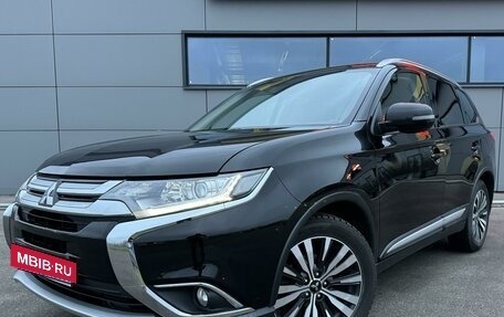 Mitsubishi Outlander III рестайлинг 3, 2017 год, 2 649 000 рублей, 15 фотография