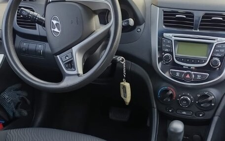 Hyundai Solaris II рестайлинг, 2011 год, 1 000 000 рублей, 9 фотография