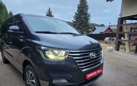 Hyundai Grand Starex Grand Starex I рестайлинг 2, 2018 год, 4 000 000 рублей, 1 фотография