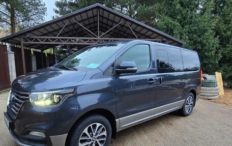 Hyundai Grand Starex Grand Starex I рестайлинг 2, 2018 год, 4 000 000 рублей, 2 фотография