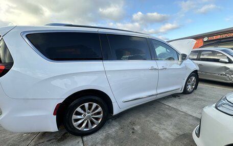 Chrysler Pacifica (RU), 2017 год, 1 100 000 рублей, 2 фотография