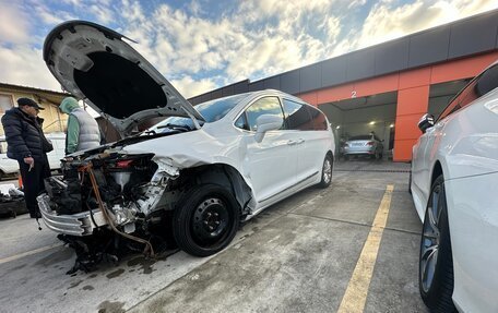 Chrysler Pacifica (RU), 2017 год, 1 100 000 рублей, 3 фотография