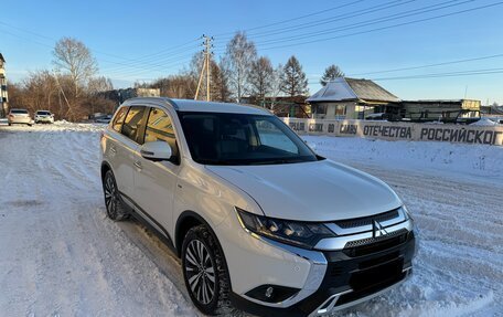 Mitsubishi Outlander III рестайлинг 3, 2020 год, 3 720 000 рублей, 3 фотография