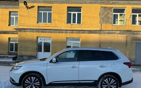 Mitsubishi Outlander III рестайлинг 3, 2020 год, 3 720 000 рублей, 4 фотография