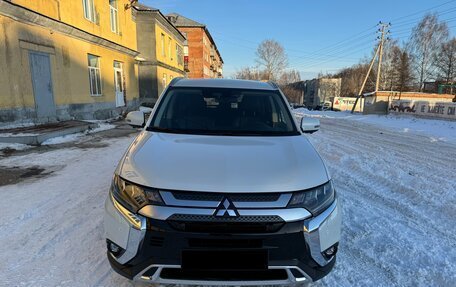 Mitsubishi Outlander III рестайлинг 3, 2020 год, 3 720 000 рублей, 2 фотография