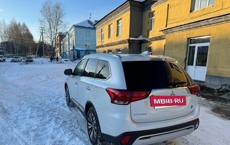 Mitsubishi Outlander III рестайлинг 3, 2020 год, 3 720 000 рублей, 8 фотография