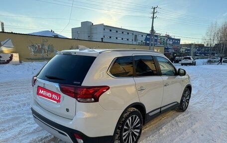 Mitsubishi Outlander III рестайлинг 3, 2020 год, 3 720 000 рублей, 6 фотография