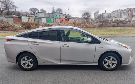 Toyota Prius IV XW50, 2016 год, 1 830 000 рублей, 3 фотография