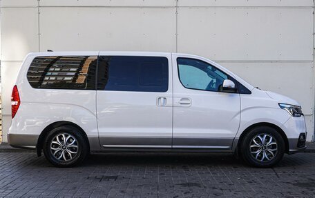 Hyundai H-1 II рестайлинг, 2019 год, 3 140 000 рублей, 5 фотография