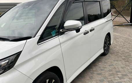 Toyota Noah, 2022 год, 4 300 000 рублей, 2 фотография