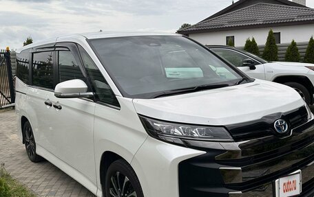 Toyota Noah, 2022 год, 4 300 000 рублей, 10 фотография