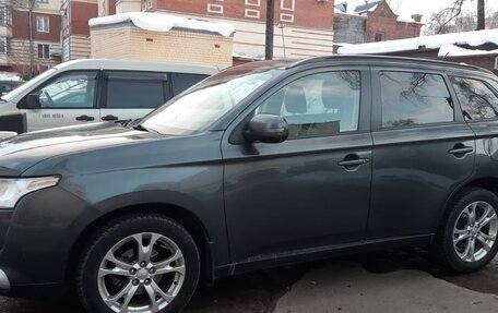 Mitsubishi Outlander III рестайлинг 3, 2013 год, 1 430 000 рублей, 2 фотография