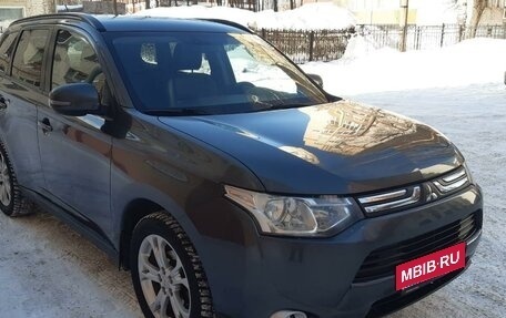 Mitsubishi Outlander III рестайлинг 3, 2013 год, 1 430 000 рублей, 4 фотография