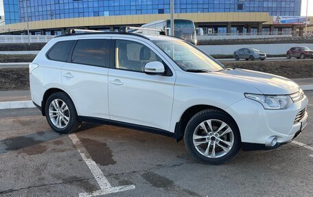 Mitsubishi Outlander III рестайлинг 3, 2013 год, 1 680 000 рублей, 2 фотография