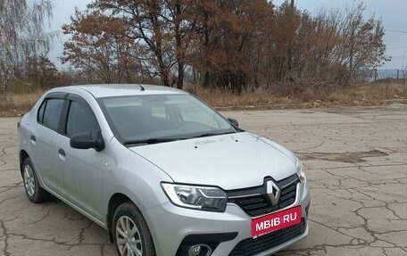 Renault Logan II, 2018 год, 900 000 рублей, 3 фотография