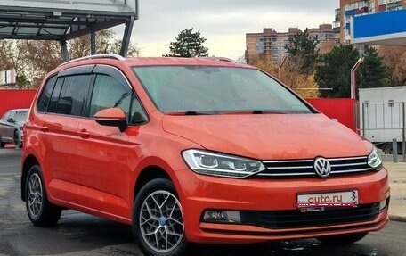 Volkswagen Touran III, 2017 год, 1 850 000 рублей, 2 фотография